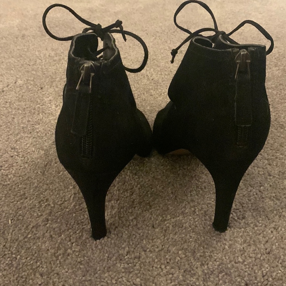 Black peeptoe heels - Picture 2 of 8